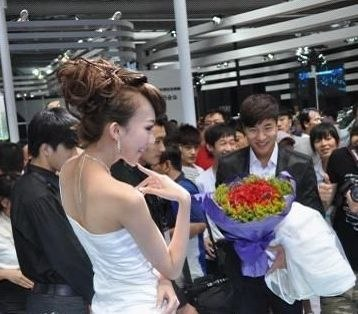 Illustration for article titled Why Chinese men keep proposing to auto show models